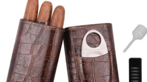 PARANORMALIDADES - IMAGEN - 016 - AMANCY - Funda de piel para cigarros con 3 dedos diseño de cocodrilo negro y café con pequeño humidificador y cortador - 01